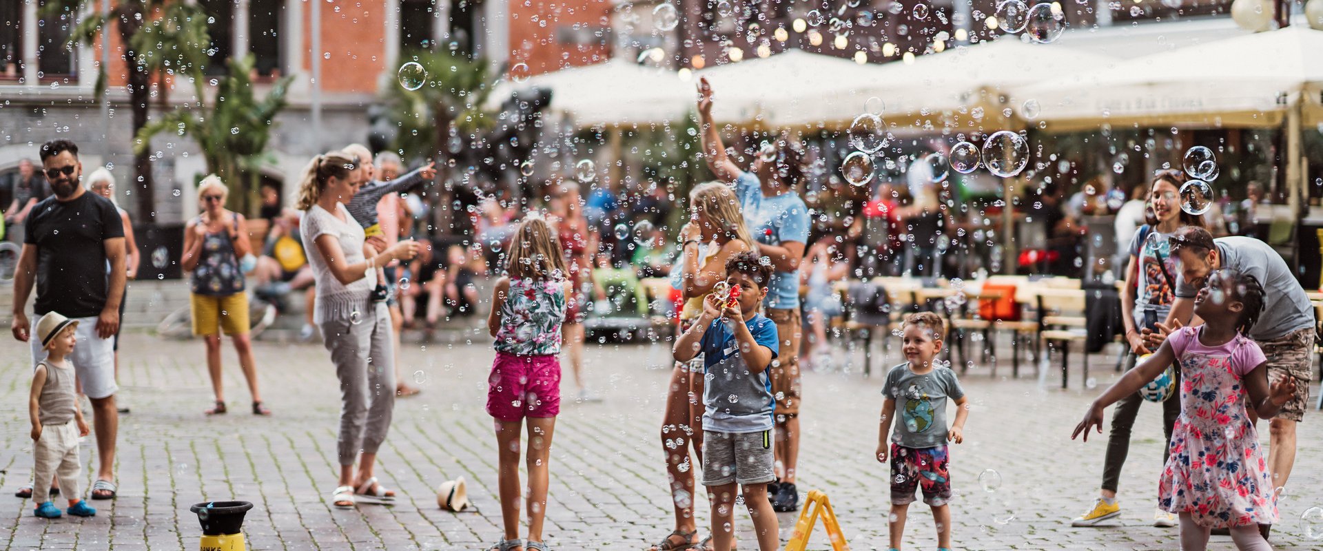 Seifenblasen und Kinder auf dem Rathausmarkt. Foto: Mittwollen und Gradetchliev