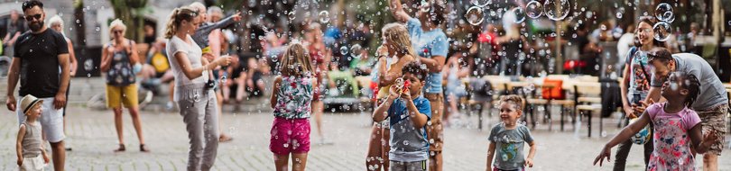 Seifenblasen und Kinder auf dem Rathausmarkt. Foto: Mittwollen und Gradetchliev