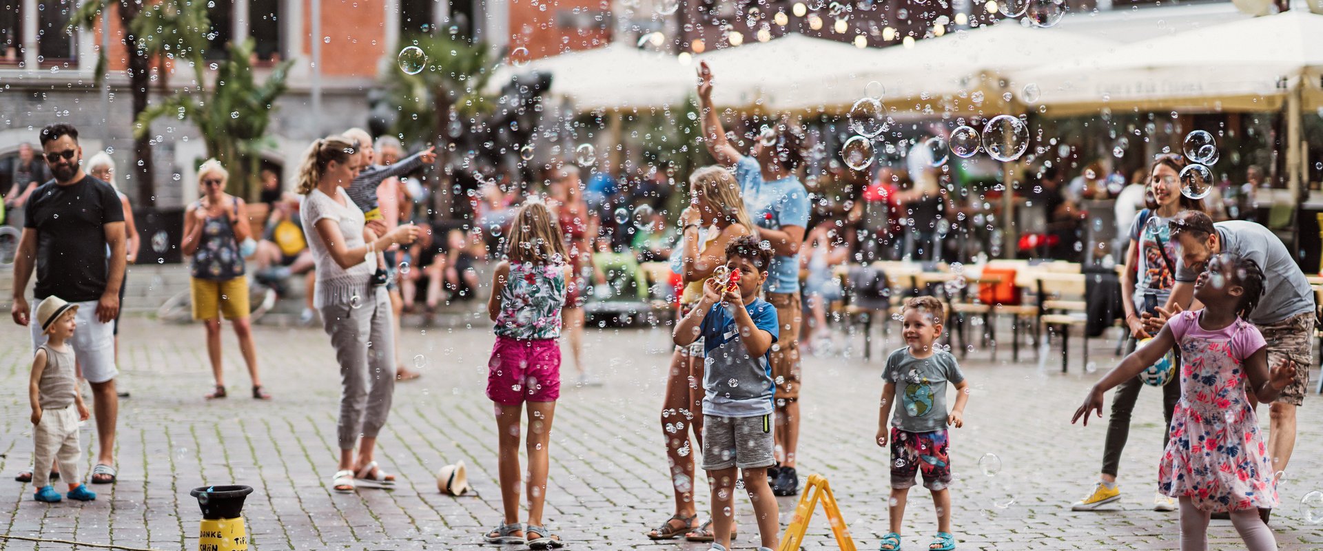 Seifenblasen und Kinder auf dem Rathausmarkt. Foto: Mittwollen und Gradetchliev