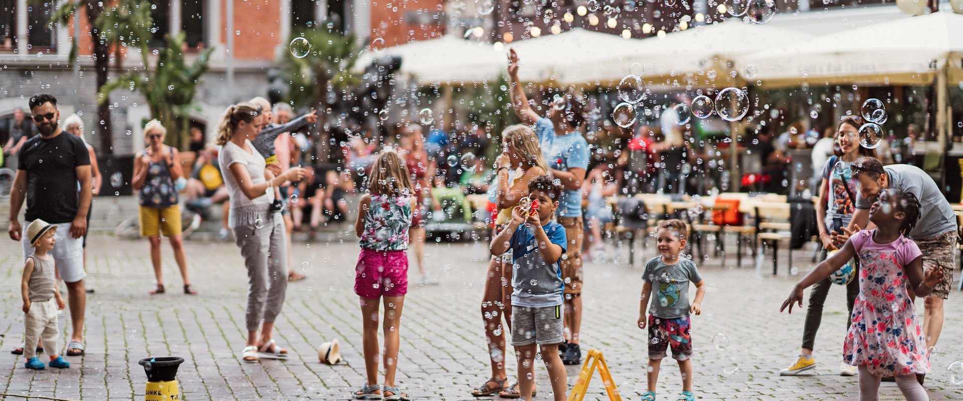 Seifenblasen und Kinder auf dem Rathausmarkt. Foto: Mittwollen und Gradetchliev