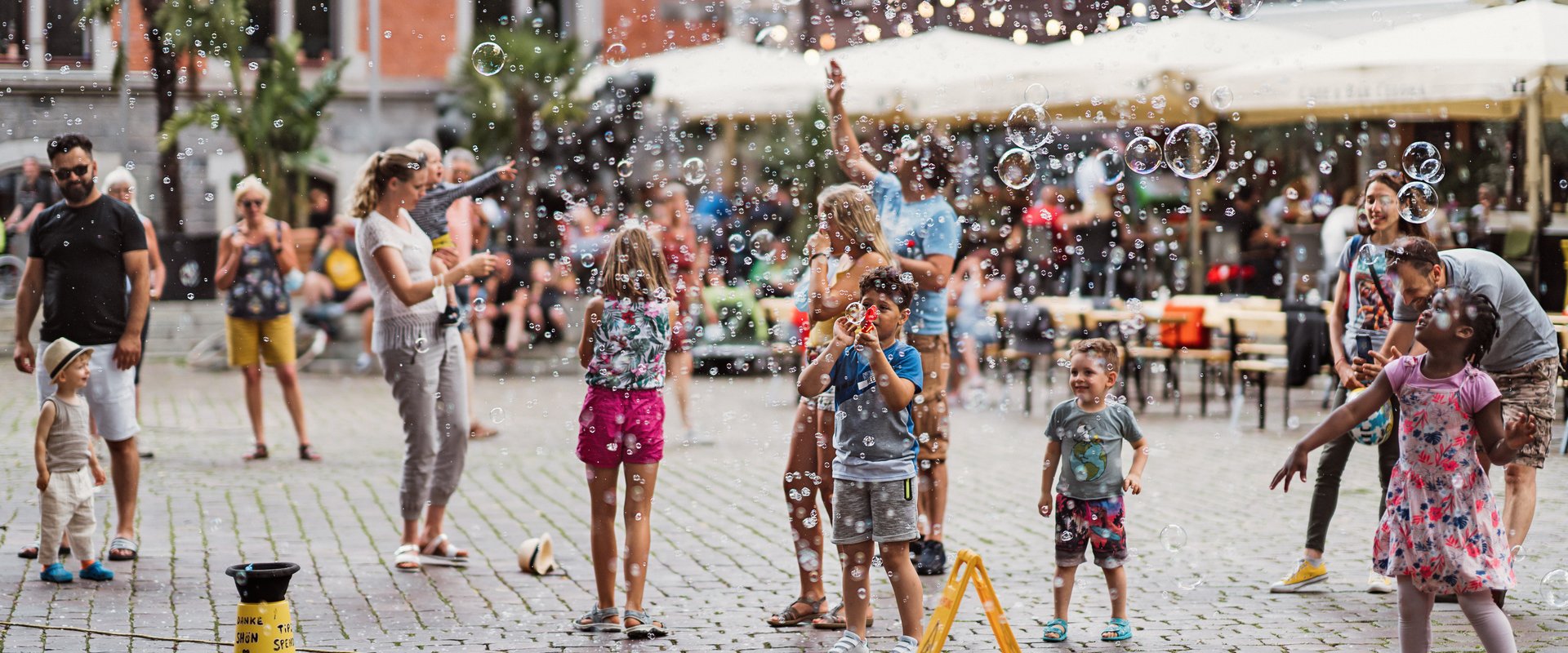 Seifenblasen und Kinder auf dem Rathausmarkt. Foto: Mittwollen und Gradetchliev