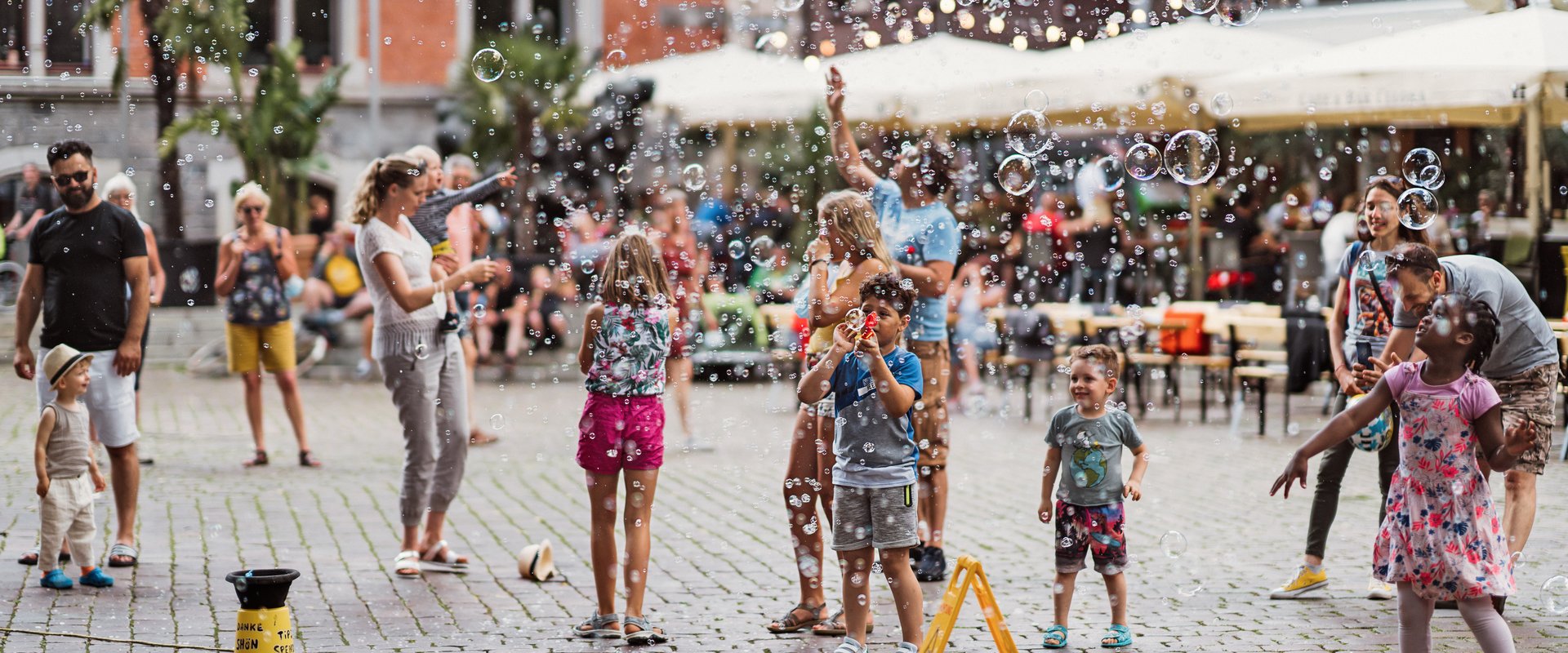 Seifenblasen und Kinder auf dem Rathausmarkt. Foto: Mittwollen und Gradetchliev