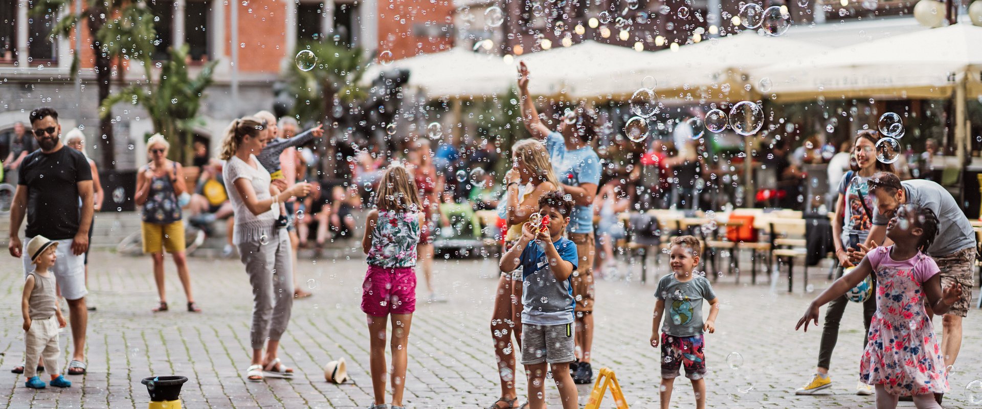 Seifenblasen und Kinder auf dem Rathausmarkt. Foto: Mittwollen und Gradetchliev