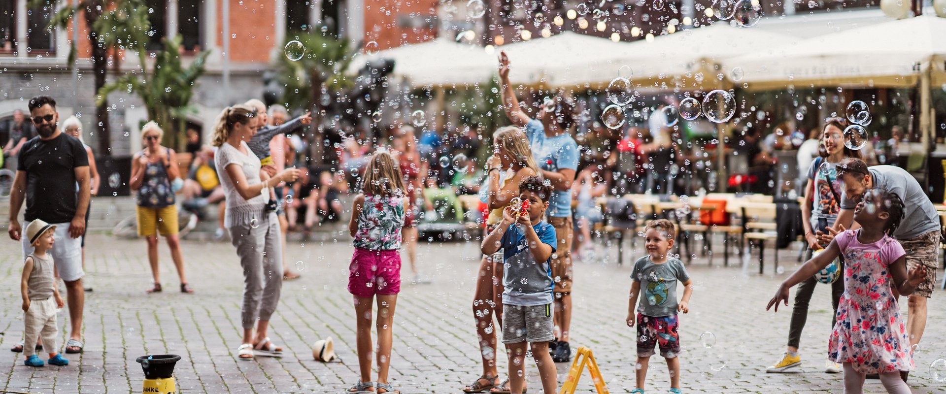 Seifenblasen und Kinder auf dem Rathausmarkt. Foto: Mittwollen und Gradetchliev