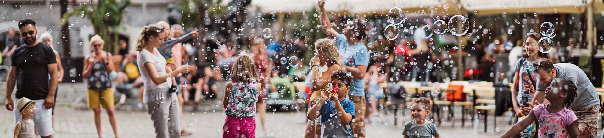 Seifenblasen und Kinder auf dem Rathausmarkt. Foto: Mittwollen und Gradetchliev