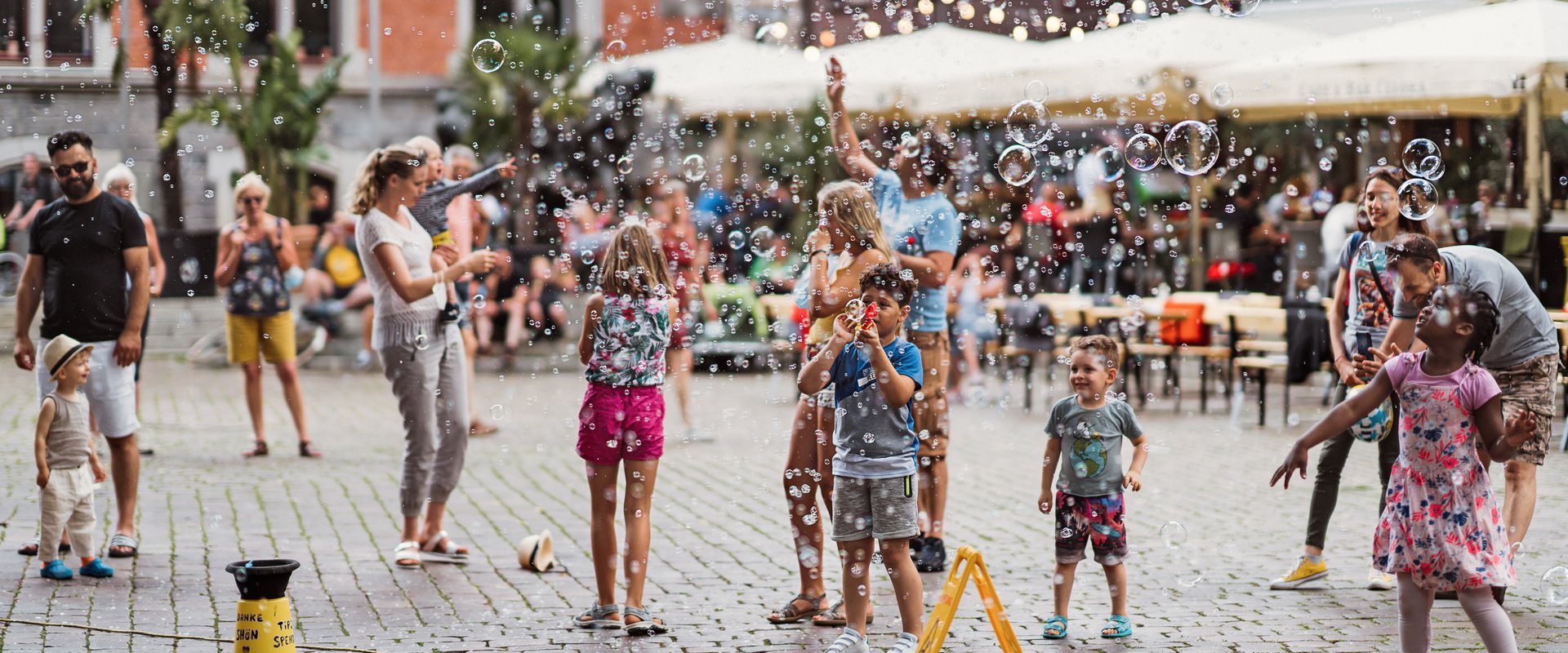 Seifenblasen und Kinder auf dem Rathausmarkt. Foto: Mittwollen und Gradetchliev