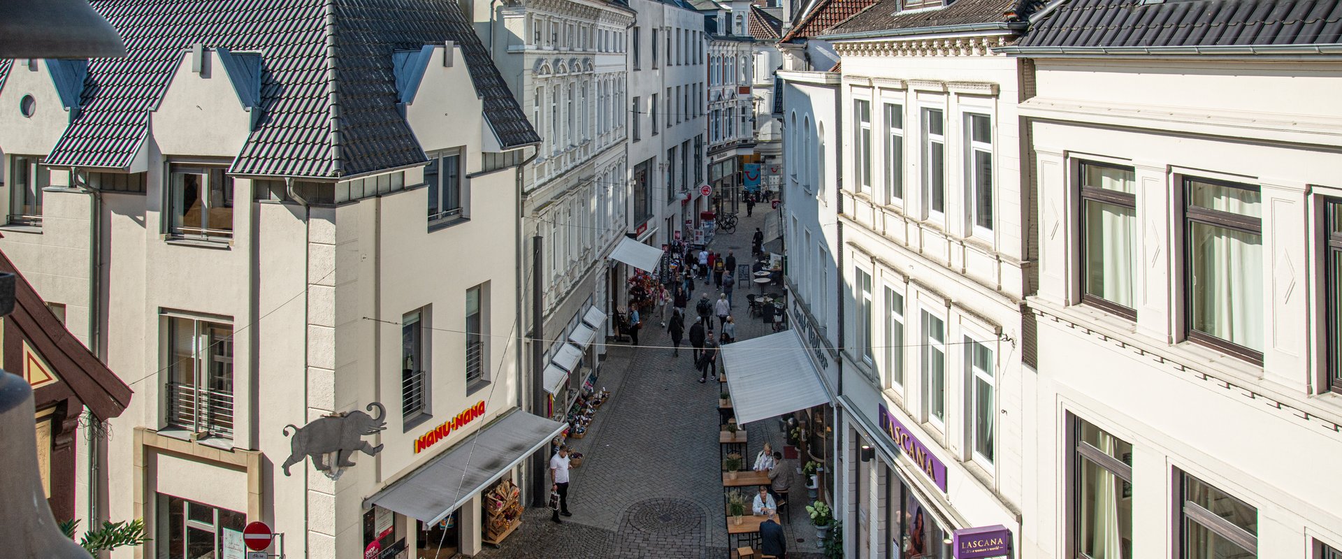 Blick vom Glockenturm des Alten Rathauses auf die Lange Straße. Foto: Mittwollen und Gradetchliev