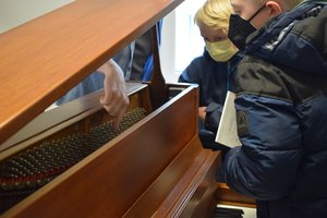 Blick in ein Klavier. Foto: Leia Blick in ein Klavier. Foto: Leia