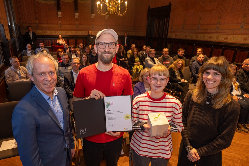 Übergabe des klip 26 in der Kategorie „kleine Unternehmen" (von links): Ralph Wilken, Andreas Dobberkau, Merle Kubasch und Jurymitlied Dr. Sophie Berg. Foto: Sascha Stüber