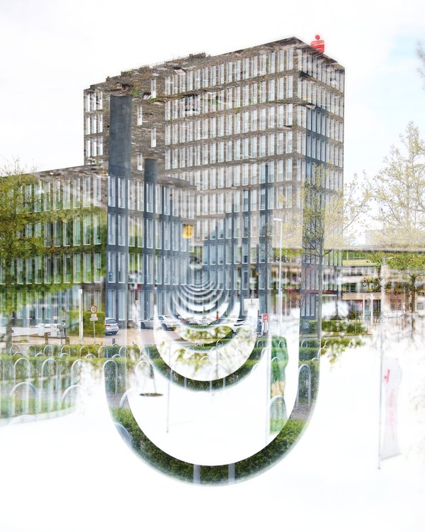 Mehrfachbelichtung. Die Sparkasse in Oldenburg und Tore. Foto: Ulrich Hirsch Mehrfachbelichtung. Die Sparkasse in Oldenburg und Tore. Foto: Ulrich Hirsch
