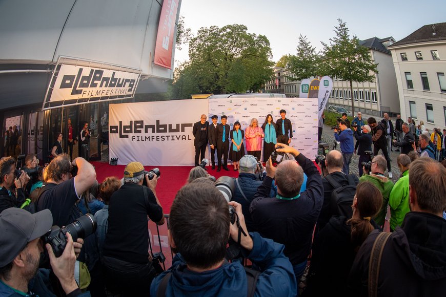 Torsten Neumann und Filmschaffende auf dem roten Teppich vor dem Staatstheater. Foto: Sascha Stüber