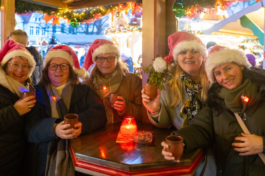 Sascha Stüber Eine Besuchergruppe auf dem Lamberti-Markt 2025. Foto: Sascha Stüber