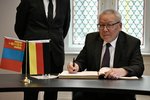 Mandakhbileg Birvaa, Botschafter der Mongolei in Deutschland, trägt sich ins Goldene Buch der Stadt ein. Foto: Sascha Stüber