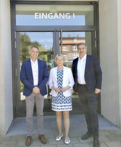 Oberbürgermeister Jürgen Krogmann mit Landrat Dr. Stefan Kerth und der 1. Stellvertreterin des Landrates Kathrin Meyer. Foto: Landkreis Vorpommern-Rügen Oberbürgermeister Jürgen Krogmann mit Landrat Dr. Stefan Kerth und der 1. Stellvertreterin des Landrates Kathrin Meyer. Foto: Landkreis Vorpommern-Rügen