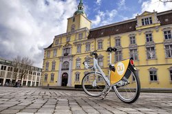 OLi-Bike vor dem Schloss. Foto: Michael Heckel/Agentur SPORTPLATZ