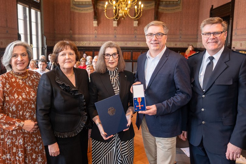 Barbara Richstein, Rosa Jansen, Oberbürgermeister Jürgen Krogmann und Andreas Sagehorn würdigten Petra Kleins (Mitte) Engagement für die Opferhilfe, für das sie das Bundesverdienstkreuz erhalten hat. Foto: Sascha Stüber