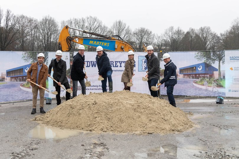 Gaben mit einem symbolischen ersten Spatenstich den Startschuss für den Bad-Neubau am Flötenteich: (von links) Arber Binaku, Stephan Mix, Christian Kreuzhermes, Jürgen Krogmann, Dr. Julia Figura, Jan Brandes und Jens Hackbart. Foto: Sascha Stüber