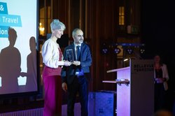 ETC-Mitarbeiter übergibt den Preis an die Vertreterin der Provinz Groningen. Foto: European Travel Commission
