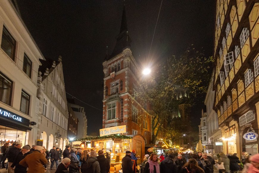 Blick aus der Langen Straße in Richtung Altes Rathaus beim Lamberti-Markt 2023. Foto: Sascha Stüber
