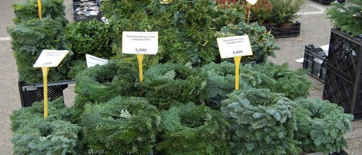 Bild eines Standes mit Adventskränzen. Foto: Stadt Oldenburg