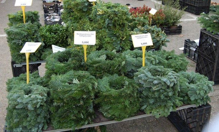 Bild eines Standes mit Adventskränzen. Foto: Stadt Oldenburg