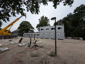 Für die Grundschule Röwekamp werden auf dem Gelände der ehemaligen Jugendherberge zwei separate Ersatzgebäude errichtet. Foto: Stadt Oldenburg Für die Grundschule Röwekamp werden auf dem Gelände der ehemaligen Jugendherberge zwei separate Ersatzgebäude errichtet. Foto: Stadt Oldenburg