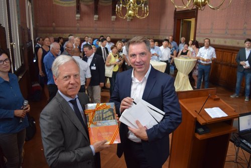 Oberbürgermeister Jürgen Krogmann (vorne, rechts) tauschte mit Michel Champion (stellvertretender Bürgermeister aus Cholet) Gastgeschenke aus. Foto: Stadt Oldenburg