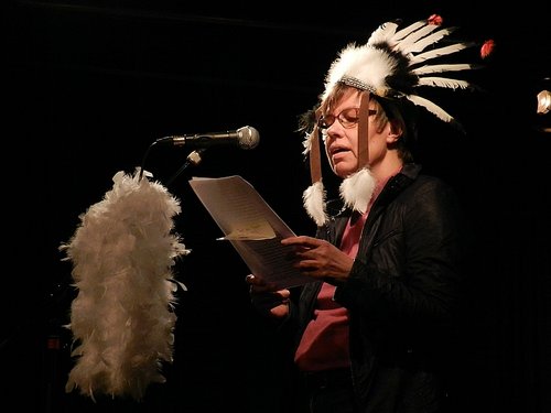 Im Wihlem13 lesen fünf Poetry Slammer gegenseitig ihre Texte vor und schmücken sich mit „Fremden Federn“. Foto: Literaturbüro Oldenburg.