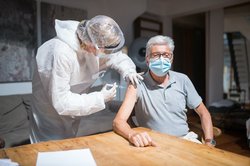 Ein älterer Mann wird geimpft. Foto: Kampus Production/Pexels