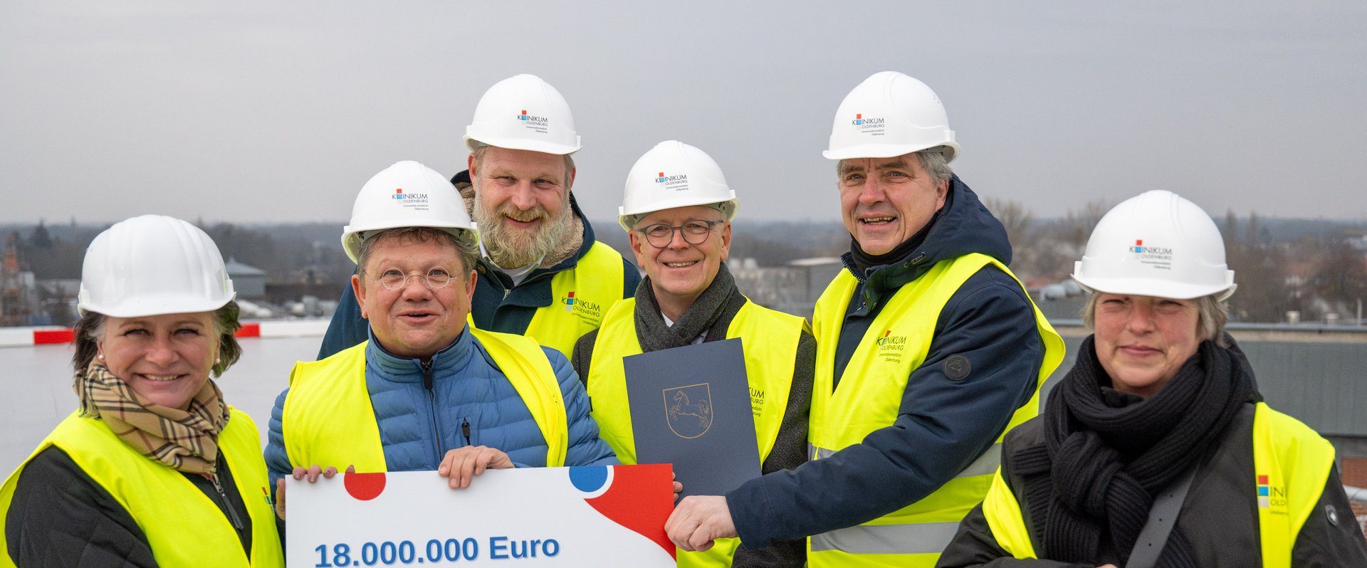 Prof. Dr. Andrea Morgner-Miehlke (von links), Dr. Andreas Philippi, Ulf Prange, Rainer Schoppik, Oberbürgermeister Jürgen Krogmann und Landtagspräsidentin Hanna Naber. Foto: Klinikum