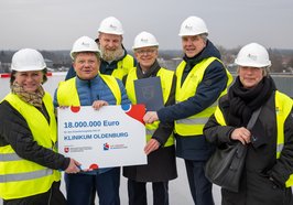 Prof. Dr. Andrea Morgner-Miehlke (von links), Dr. Andreas Philippi, Ulf Prange, Rainer Schoppik, Oberbürgermeister Jürgen Krogmann und Landtagspräsidentin Hanna Naber. Foto: Klinikum