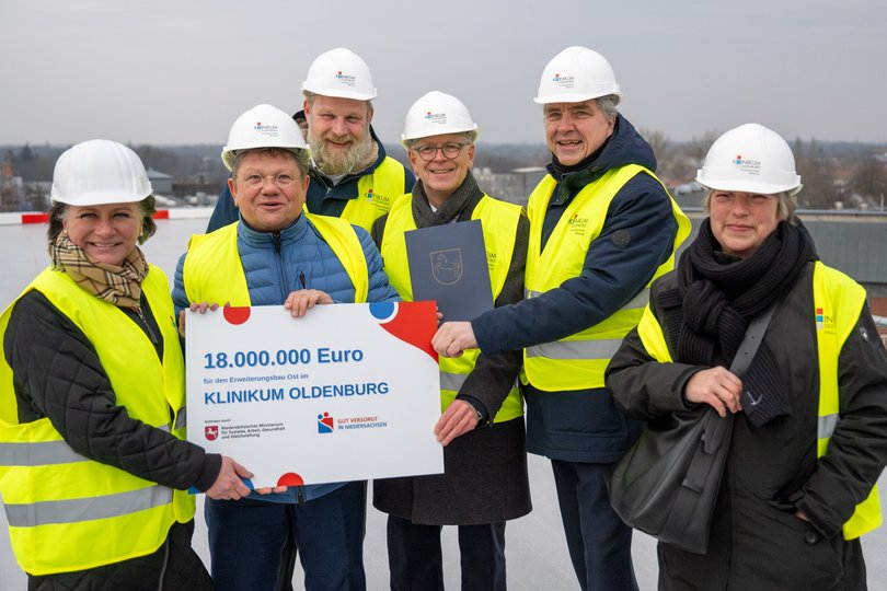Prof. Dr. Andrea Morgner-Miehlke (von links), Dr. Andreas Philippi, Ulf Prange, Rainer Schoppik, Oberbürgermeister Jürgen Krogmann und Landtagspräsidentin Hanna Naber. Foto: Klinikum