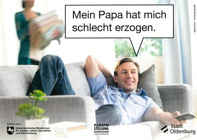 Ein Mann sitzt gemütlich auf dem Sofa, während eine Frau im Hintergrund Wäsche wegräumt. Eine Sprechblase legt ihm die Worte in den Mund „Mein Papa hat mich schlecht erzogen“. Grafik: thjnk/Stadt Oldenburg