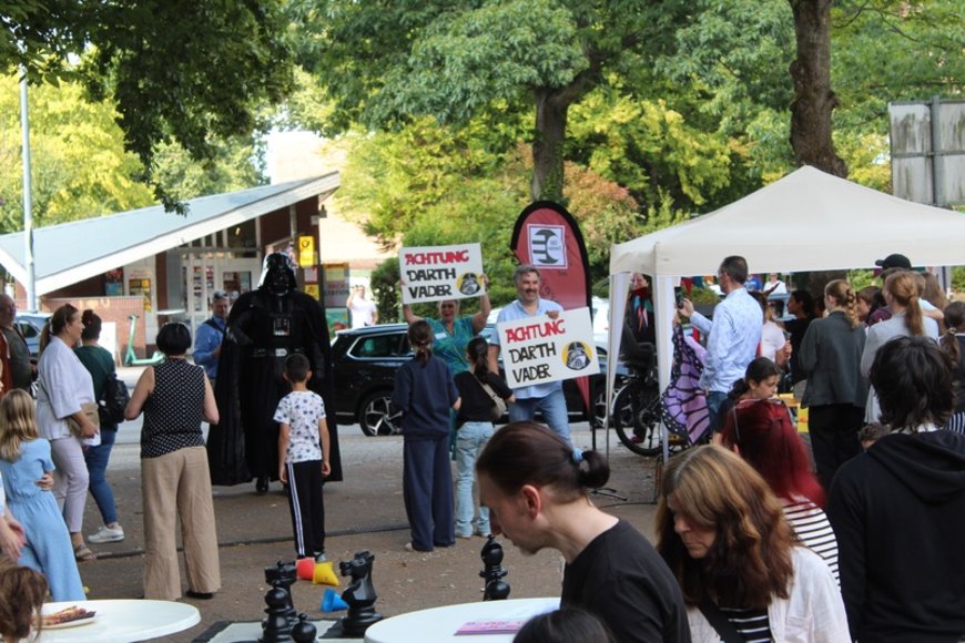 Der galaktische Besucher betritt den Marktplatz Bloherfelde. Foto: Sonja Deuling