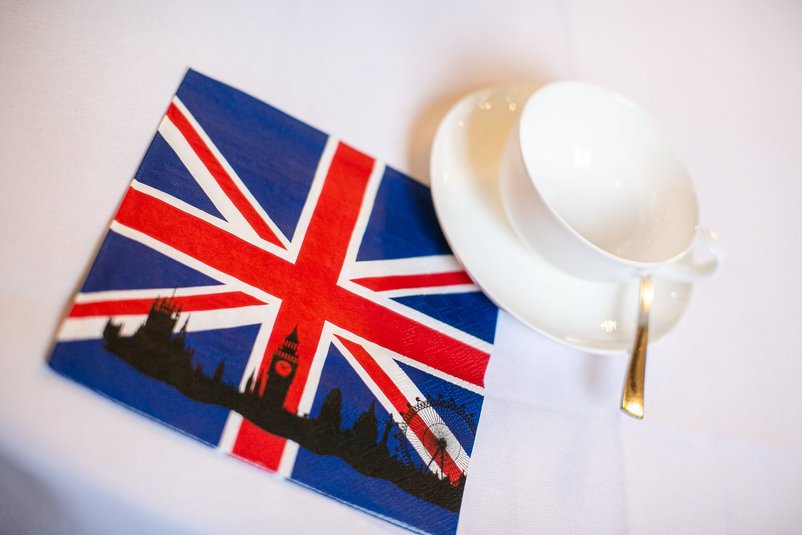 Britische Serviette und Teetasse. Foto: LUKAS LEHMANN PHOTOGRAPHY