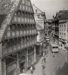 Schwarzweiß Foto Degodehaus mit Pekolbus Foto: Stadtmuseum Oldenburg