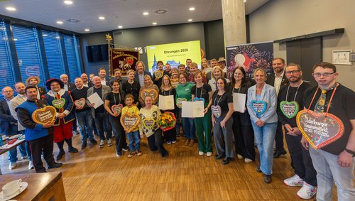 Große Freude herrschte bei allen Beteiligten, die für ihr Engagement für den Oldenburger Kramermarkt ausgezeichnet wurden. Foto: Sascha Stüber