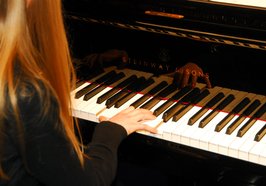 Frau spielt auf einem Klavier. Foto: Stadt Oldenburg