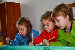 Kinder malen gemeinsam. Foto: Stadt Oldenburg