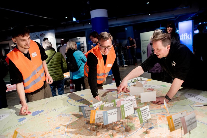 Freudiges diskutieren über bereits verschriftliche Anmerkungen. Foto: Hauke-Christian Dittrich