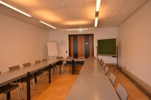 Seminarraum 1 im PFL. Mit Flipchart und Tafel. Foto: Jörg Hemmen.