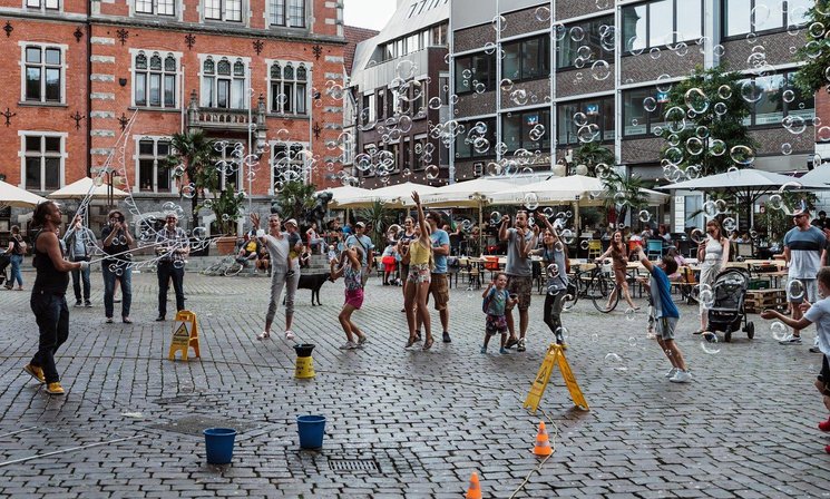 Seifenblasenkünstler auf dem Oldenburger Marktplatz. Foto: Mittwollen und Gradetchliev