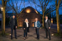 Neues Lichtkonzept verwirklicht: Auch der Pulverturm wurde mit Hilfe des Förderprogramms „Perspektive Innenstadt!“ perfekt in Szene gesetzt. Foto: Mohssen Assanimoghaddam