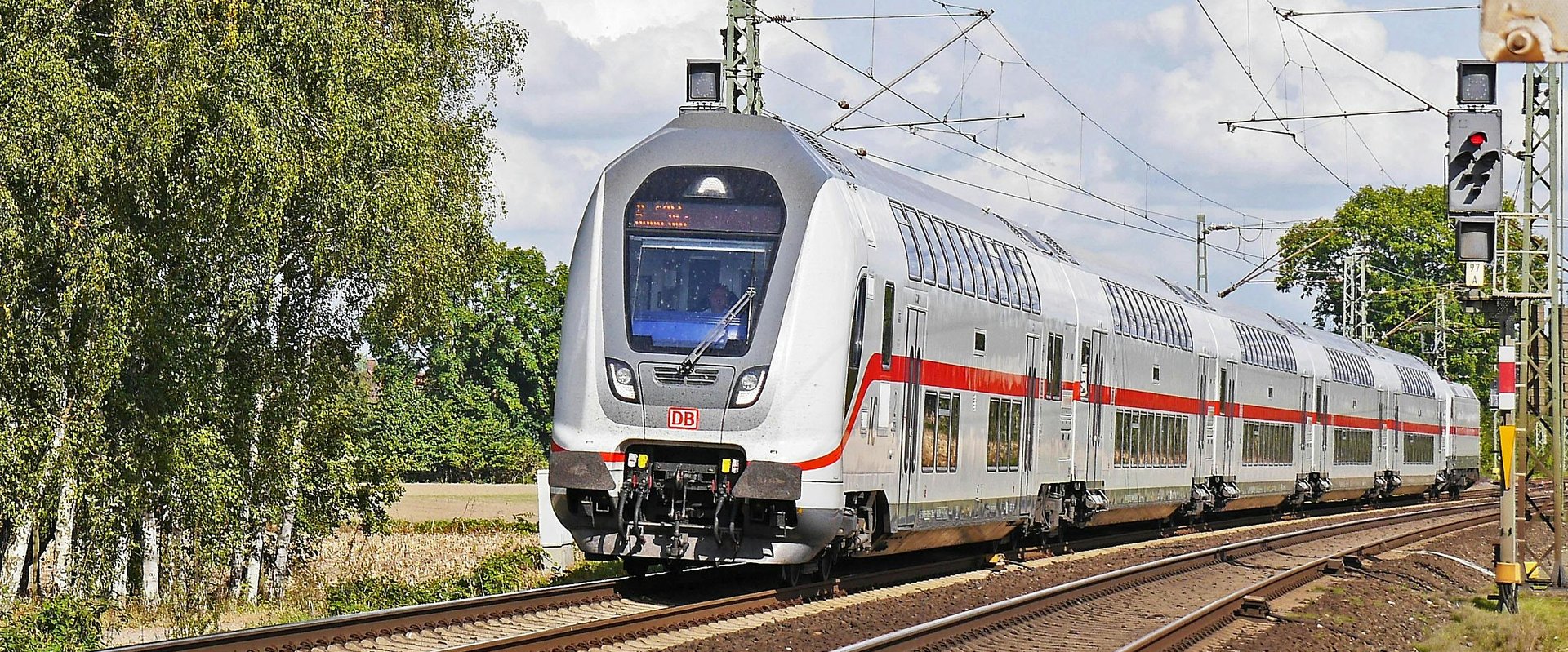 Ein Zug auf einer Bahnstrecke. Foto: Pixabey/Pexels