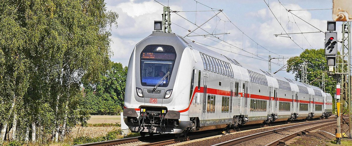 Ein Zug auf einer Bahnstrecke. Foto: Pixabey/Pexels