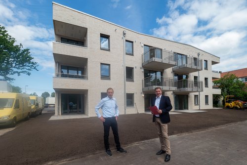 Oberbürgermeister Jürgen Krogmann (rechts) und Architekt Stefan Scheper besichtigten den Neubau der Klävemann-Stiftung. Foto: Sascha Stüber
