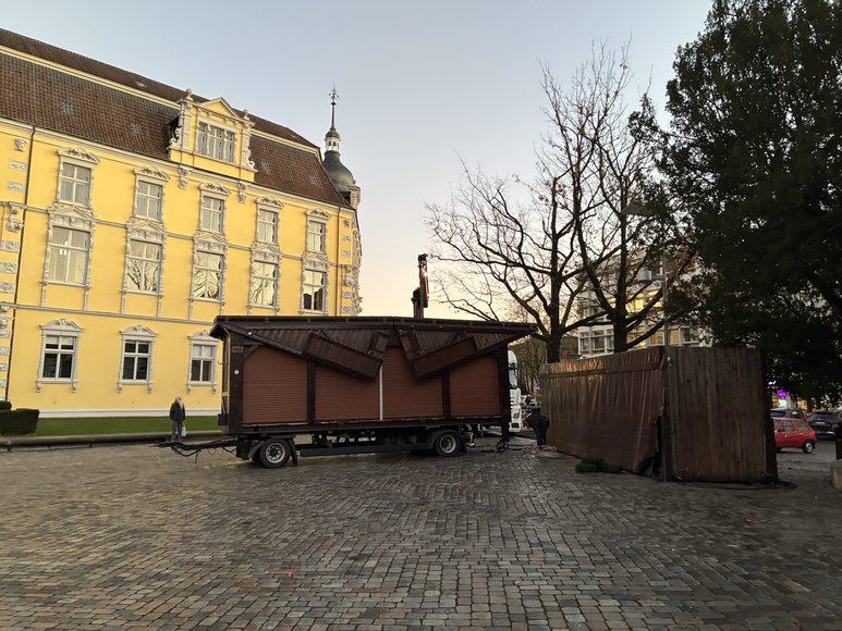 Das Lambertimarkt-Café beim Aufbau auf dem Lamberti-Markt am 17. November 2025. Foto: Stadt Oldenburg Das Lambertimarkt-Café beim Aufbau auf dem Lamberti-Markt am 17. November 2025. Foto: Stadt Oldenburg