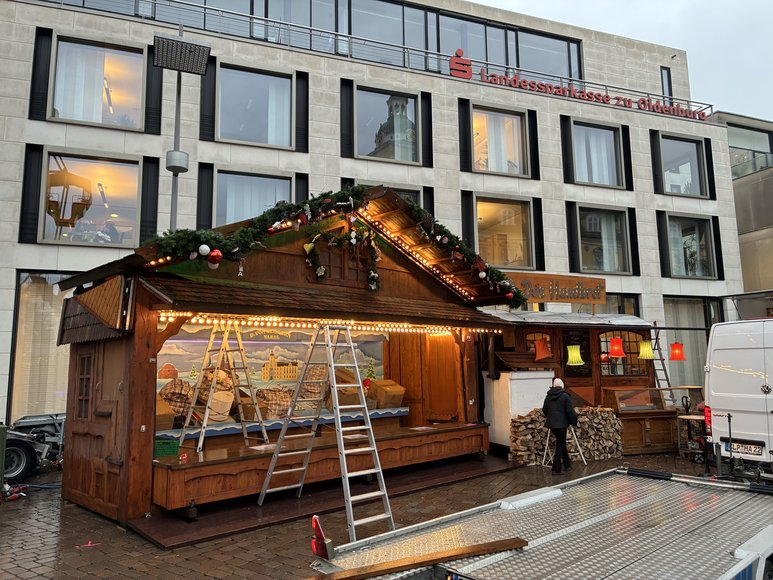 Stadt Oldenburg Das Schneeballwerfen beim Aufbau auf dem Lamberti-Markt am 19. November 2025. Foto: Stadt Oldenburg