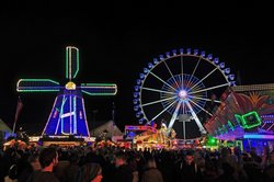 Mühle und Riesenrad auf dem Oldenburger Kramermarkt 2015. Foto: Hans-Jürgen Zietz 