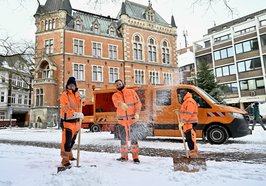 Gemeinsam gegen die Glätte: Drei Mitarbeitende des AWB beim Winterdienst in der Innenstadt vorm Alten Rathaus. Foto: Sascha Stüber